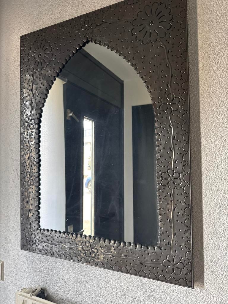 Grote metalen spiegel met sierlijke rand –boho / Marokkaanse, Huis en Inrichting, Woonaccessoires | Spiegels, Ophalen, Zo goed als nieuw