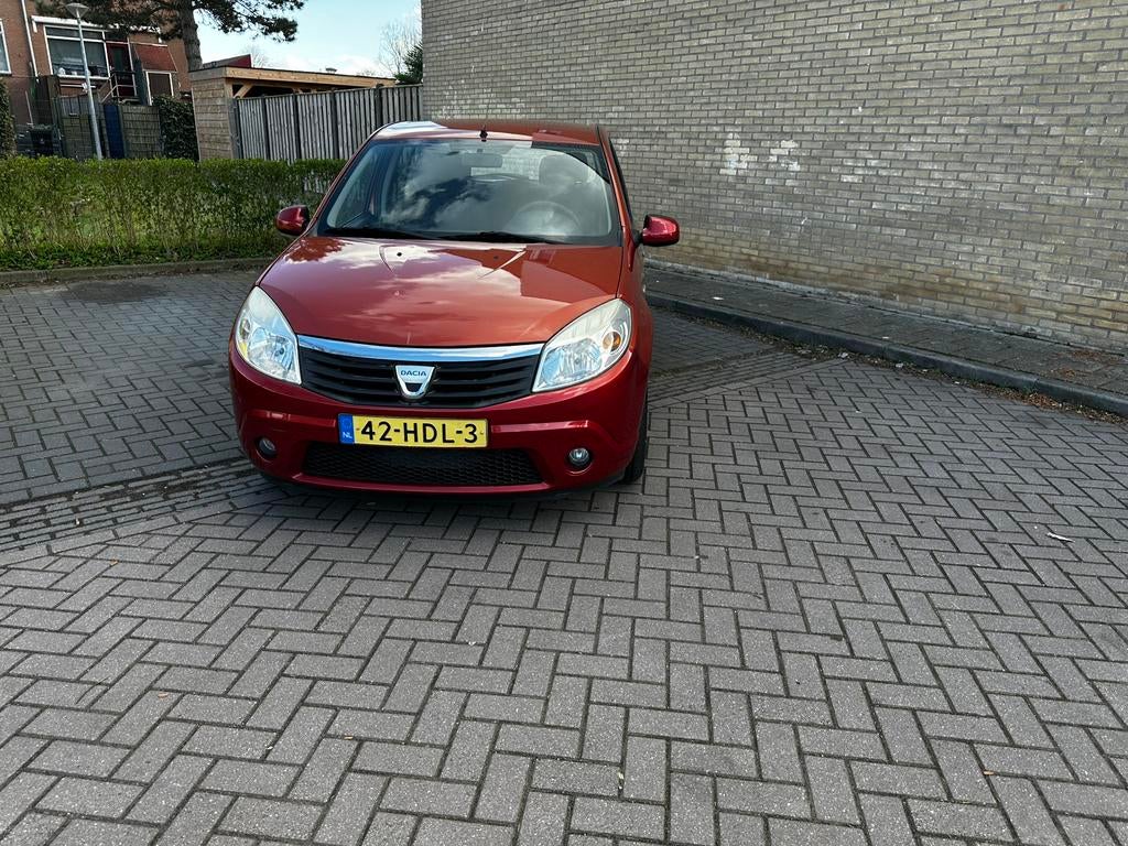 Dacia Sandero 1.6 MPI 90 2008 Rood met nieuwe apk, Auto's, Dacia, Voorwielaandrijving, 40 €/maand, 1011 kg, 4 cilinders