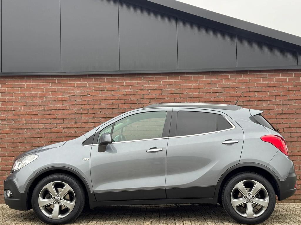 Opel Mokka 1.4 T COSMO 4X4 | NL-AUTO! | NAVI! | TREKHAAK!, Auto's, Euro 5, 1325 kg, Gebruikt, Zwart