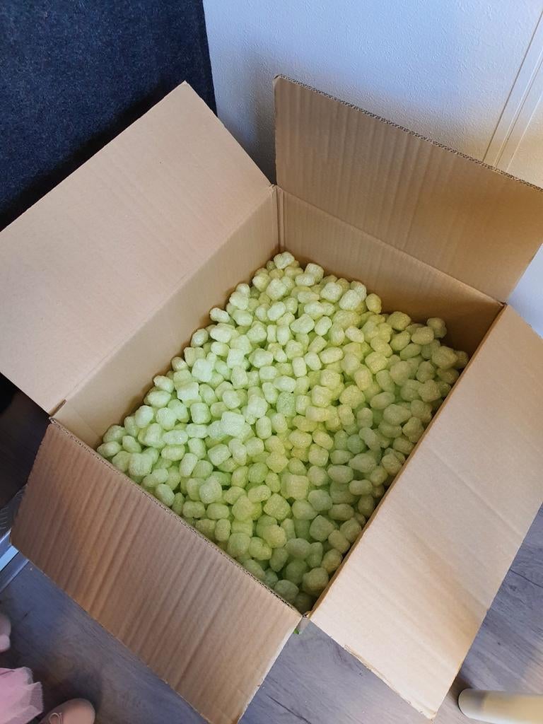 Grote doos vol groene inpak peanuts, Ophalen