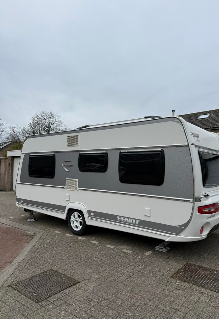 Fendt Saphir 495 SFB Blackline (2013) – 4 slaapplaatsen, Caravans en Kamperen, Caravans, Rondzit, Frans bed, Particulier, 1250 - 1500 kg