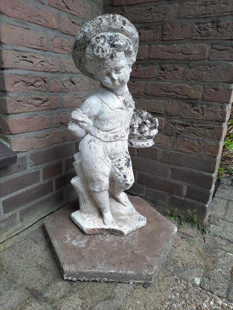 Tuinbeeld jongetje met hoed en mand met fruit, 67 cm, Ophalen