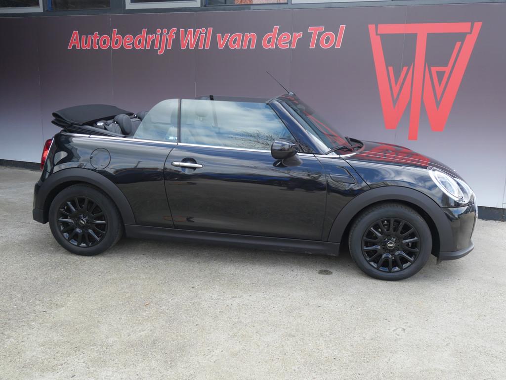MINI Cabrio 1.5 COOPER | AUTOMAAT | LED | HALF-LEER | FACELI, 136 pk, Zwart, Cabriolet, 4 stoelen