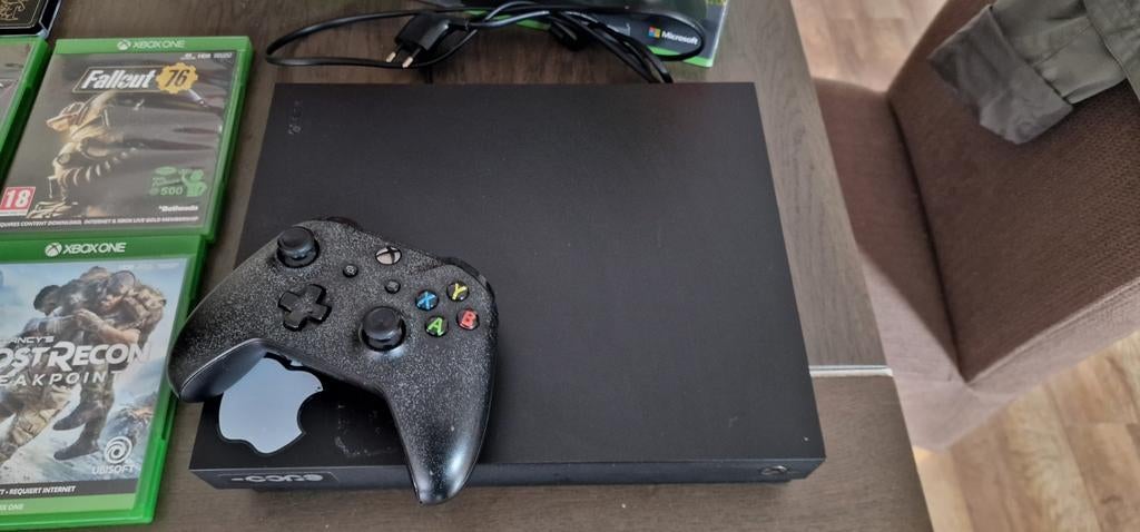 Xbox One X Scorpio 1tb  met 6 games en 2 controllers, Spelcomputers en Games, Spelcomputers | Xbox One, Ophalen of Verzenden, Zo goed als nieuw