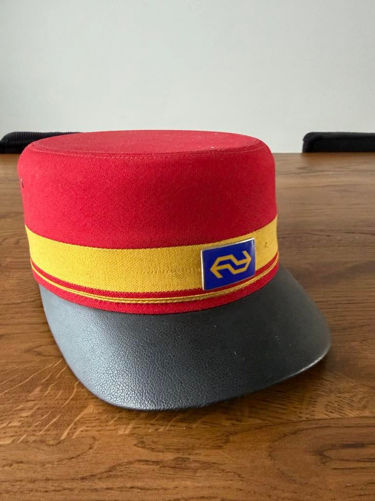 NS kepie, rode stof met geel en NS-logo, Ophalen of Verzenden, Gebruikt, Trein, Overige typen