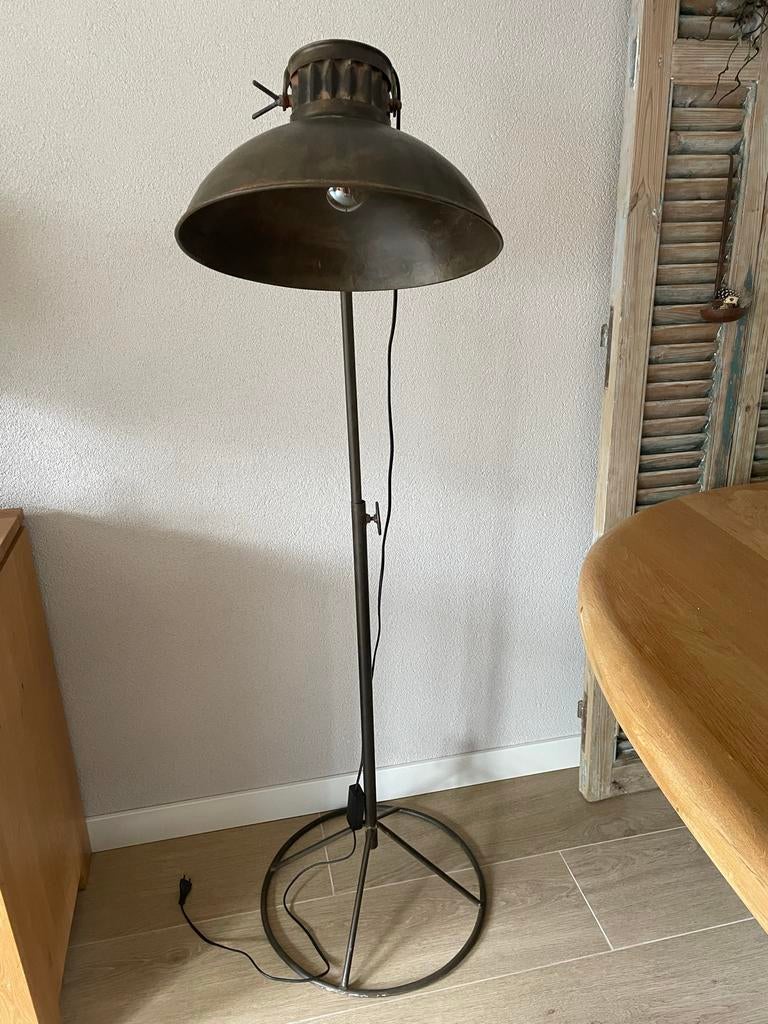 Stoere metalen vloerlamp, Ophalen, Gebruikt, Metaal, 100 tot 150 cm
