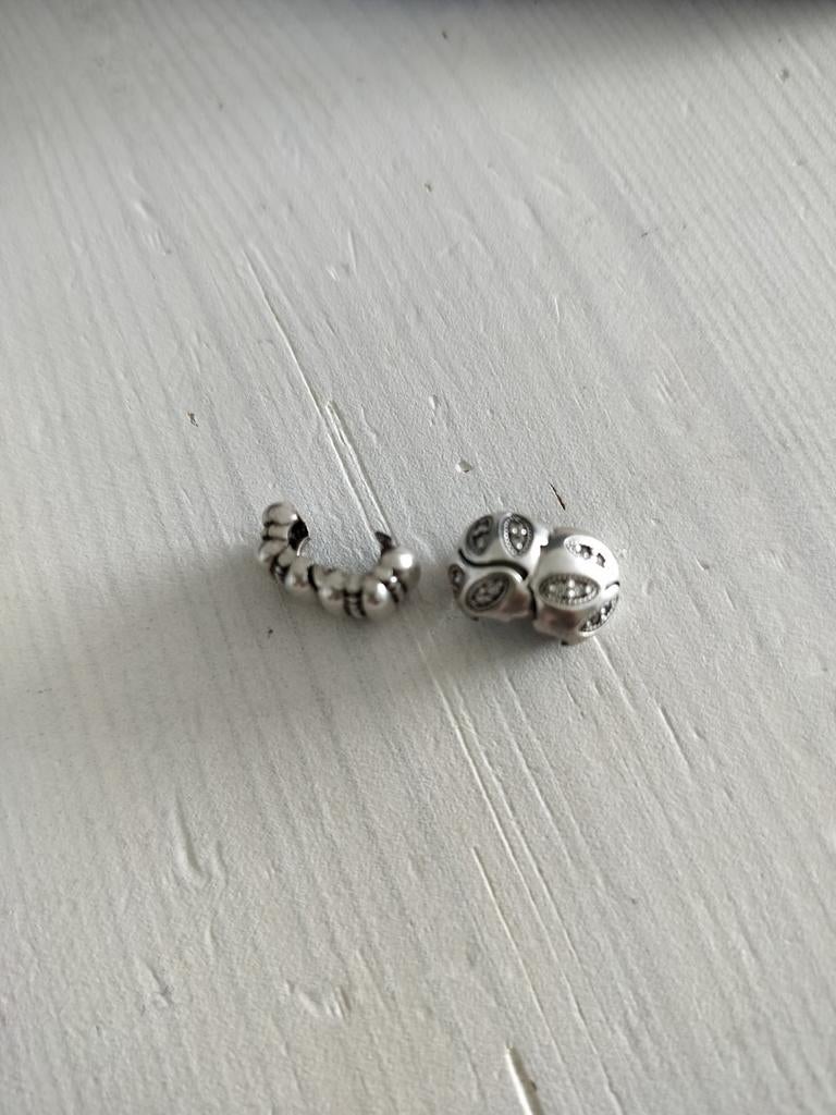 2 Pandora kralen "stoppers"., Gebruikt, Pandora, Ophalen of Verzenden, 2 of 3 bedels