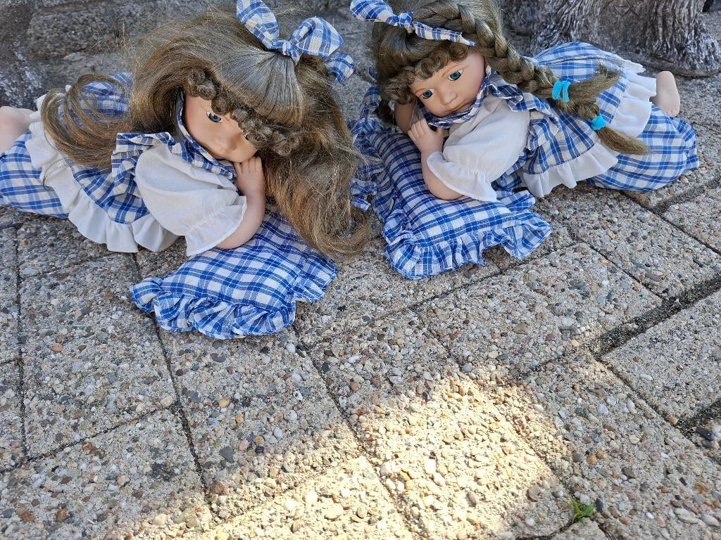 2 antieke liggende porseleinen poppen, Verzamelen, Ophalen of Verzenden, Zo goed als nieuw, Pop