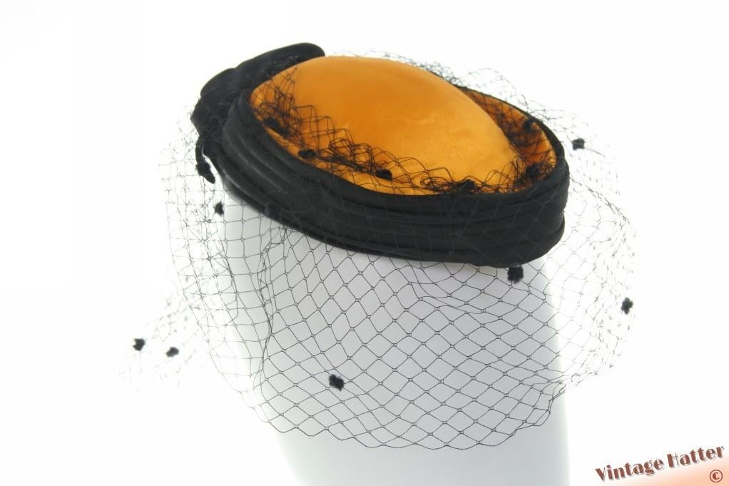 Vintage Cocktail pillbox hoedje oranje satijn + voile 55-56, Ophalen of Verzenden, Zo goed als nieuw, 56 of 57 cm (M, 7 of 7⅛ inch)