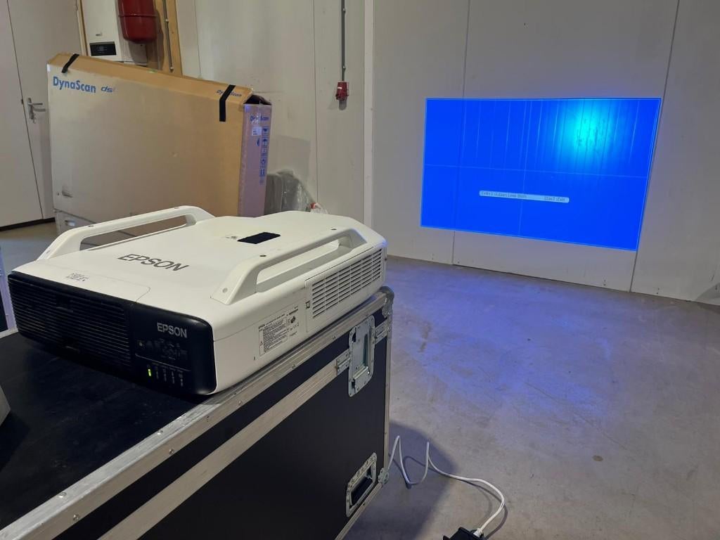 1x Epson EB-Z8000 6000 ansi lumen projector met 2 lenzen, Ophalen, Epson, Epson, Zo goed als nieuw