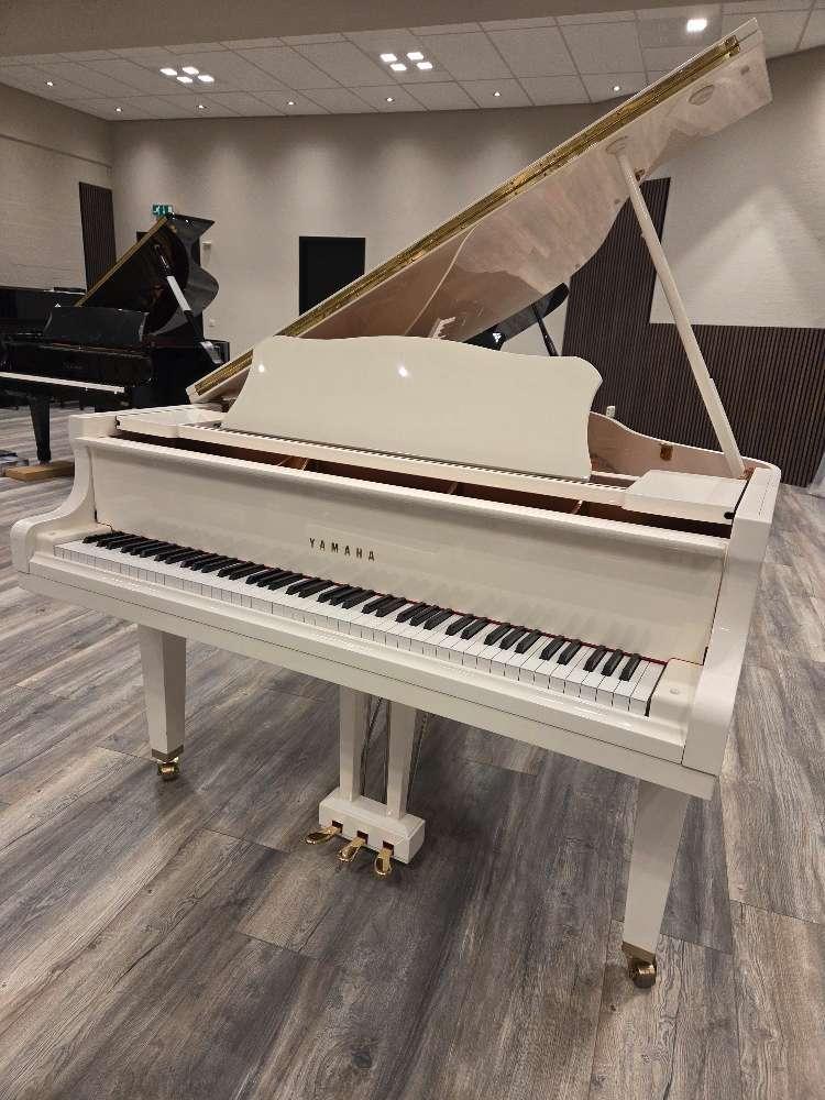 Yamaha GC1 PWH vleugel occasion wit hoogglans (2006), Gebruikt, Yamaha Music europe GmbH, Wit, Ophalen of Verzenden