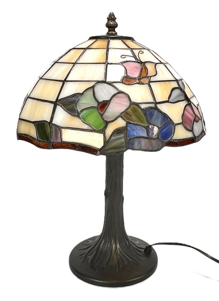 622. Tafellamp, Tiffany stijl - klaprozen en vlinder decor