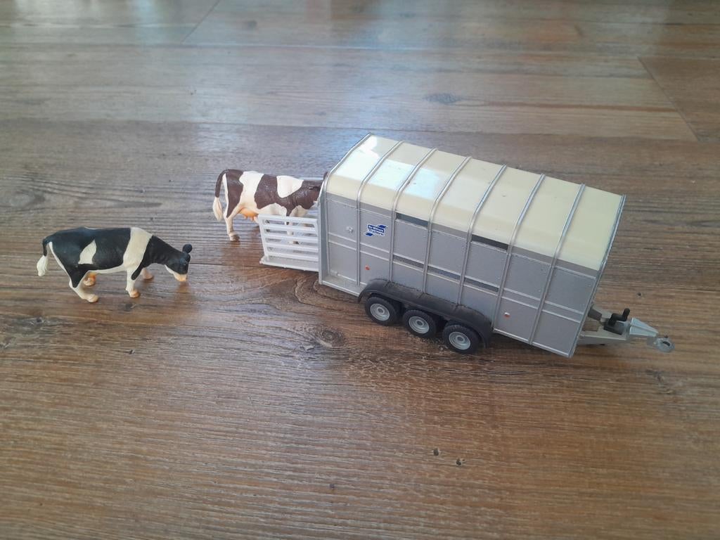 Vee trailer met 2 koeien 1:32, Ophalen of Verzenden, Gebruikt, Tractor of Landbouw, Overige merken