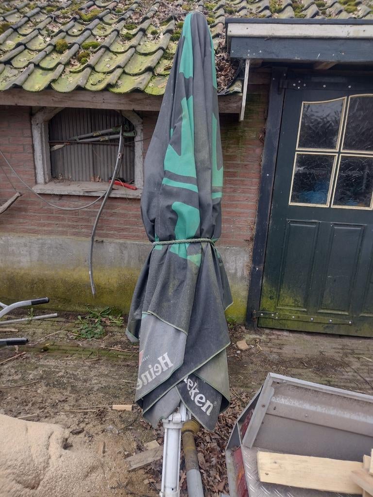 Heineken parasol met zware voet, Ophalen, Gebruikt