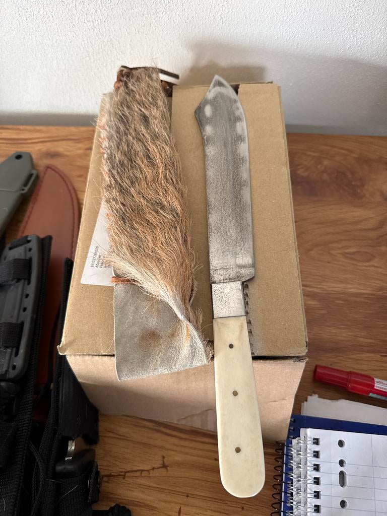 Handgemaakt mes met botten handvat en leren schede, Ophalen of Verzenden