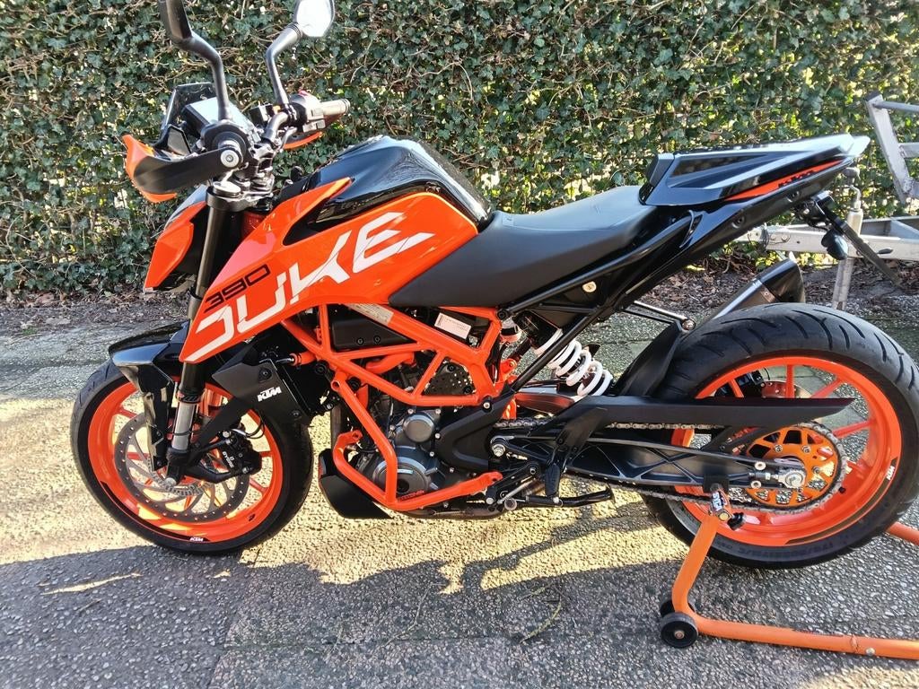 KTM Duke 390 ABS uit 2023 zgan speciaal prijs verlaagd