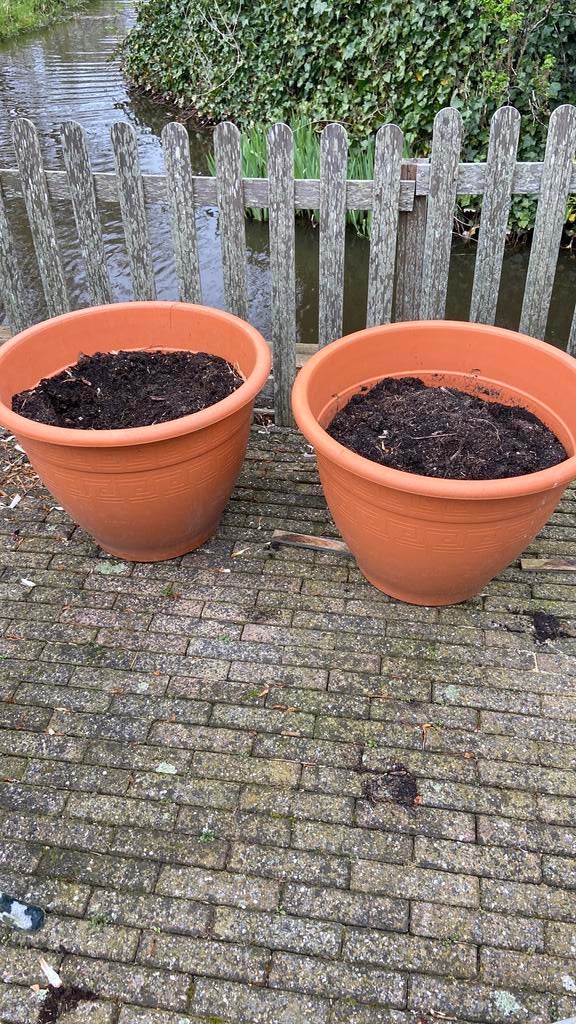 Twee kunststof bloempotten., Ophalen, Kunststof, 40 cm of meer, Rond