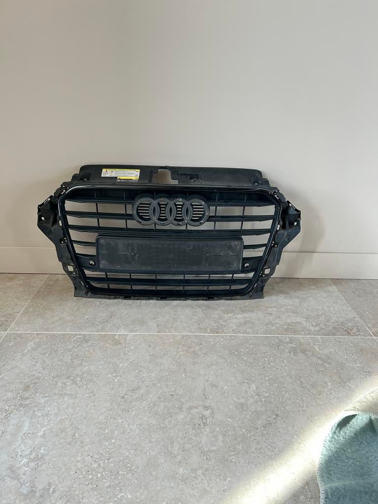 Audi A3/S3 8V grill S-LINE, Auto-onderdelen, Carrosserie en Plaatwerk, Ophalen, Gebruikt, Voor, Audi