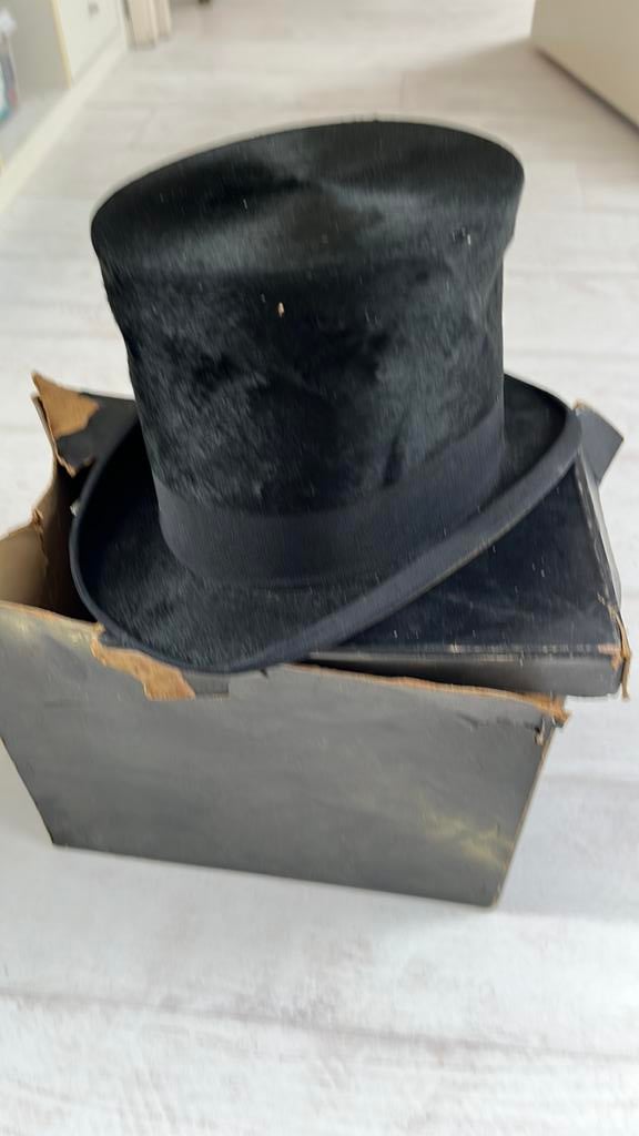 Hoge zijde hoed, Ophalen, Zo goed als nieuw