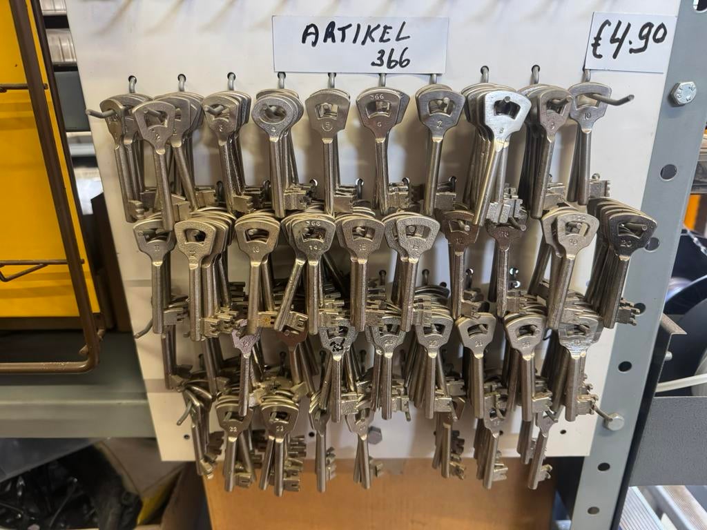 Huissleutels artikel 366 no 1 tm 40. (Nr: 2174), Ophalen, Gebruikt