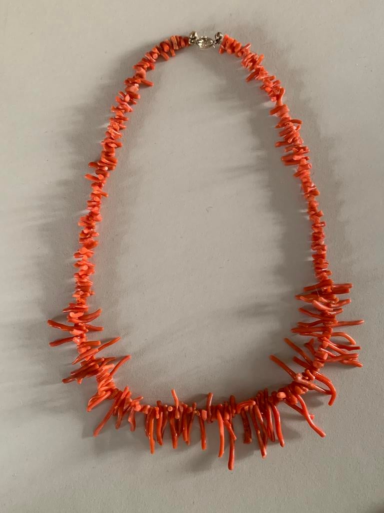 Vintage Bloedkoralen takjes collier met ovale Gouden slotje, Antiek en Kunst, Antiek | Goud en Zilver, Verzenden, Goud