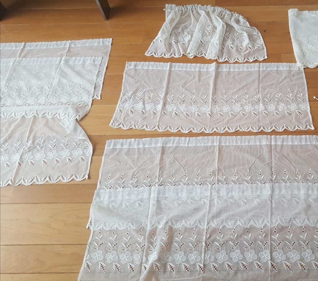 Brocante vitrage met borduursel retro € 7.50 per st, Ophalen of Verzenden