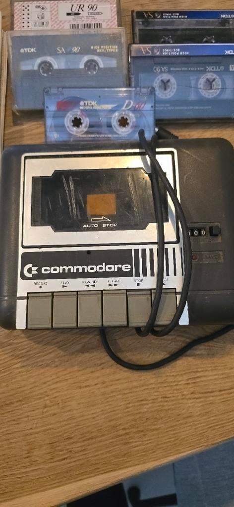Commodore C2N Cassetterecorder met handleidingen, Ophalen, Commodore