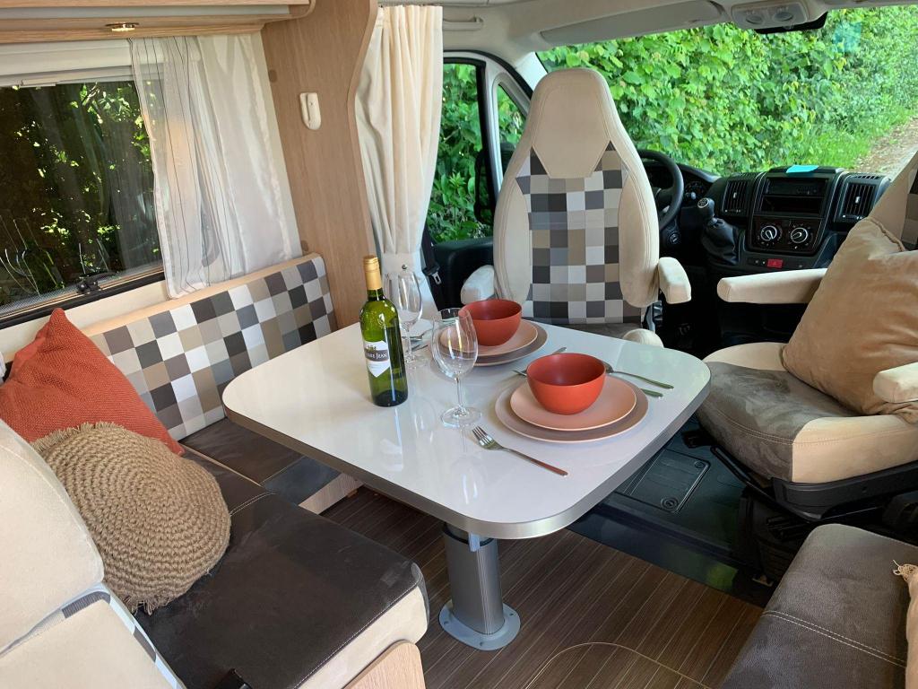 Sunlight T69 L met lage instap voor het Queensbed !!!, Niet ingevuld, Sunlight, Ringverwarming, Fiat