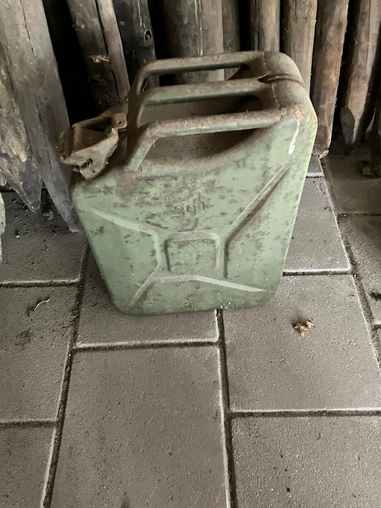 Jerrycan en hoge drukvat., Ophalen