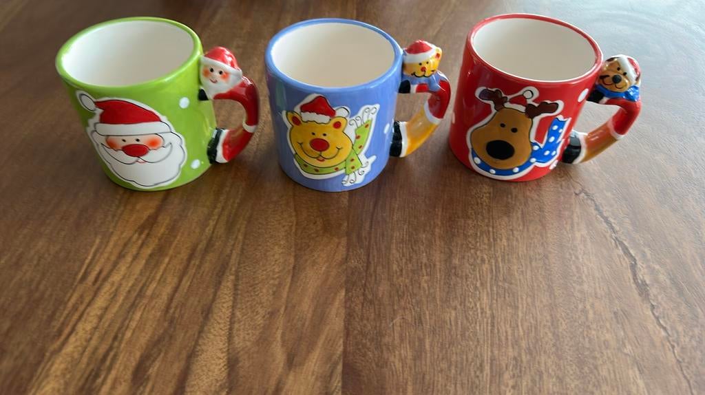 3 handbeschilderde kerst mokken Siaki, Diversen, Kerst, Ophalen of Verzenden, Zo goed als nieuw