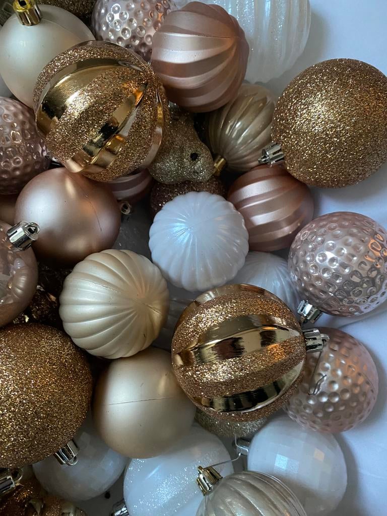 Ongeveer 140 onbreekbare kerstballen, in 1 koop €17,50, Ophalen