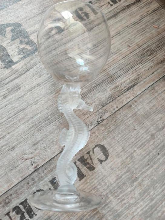 kristallen wijnglas met een zeepaardje, Ophalen