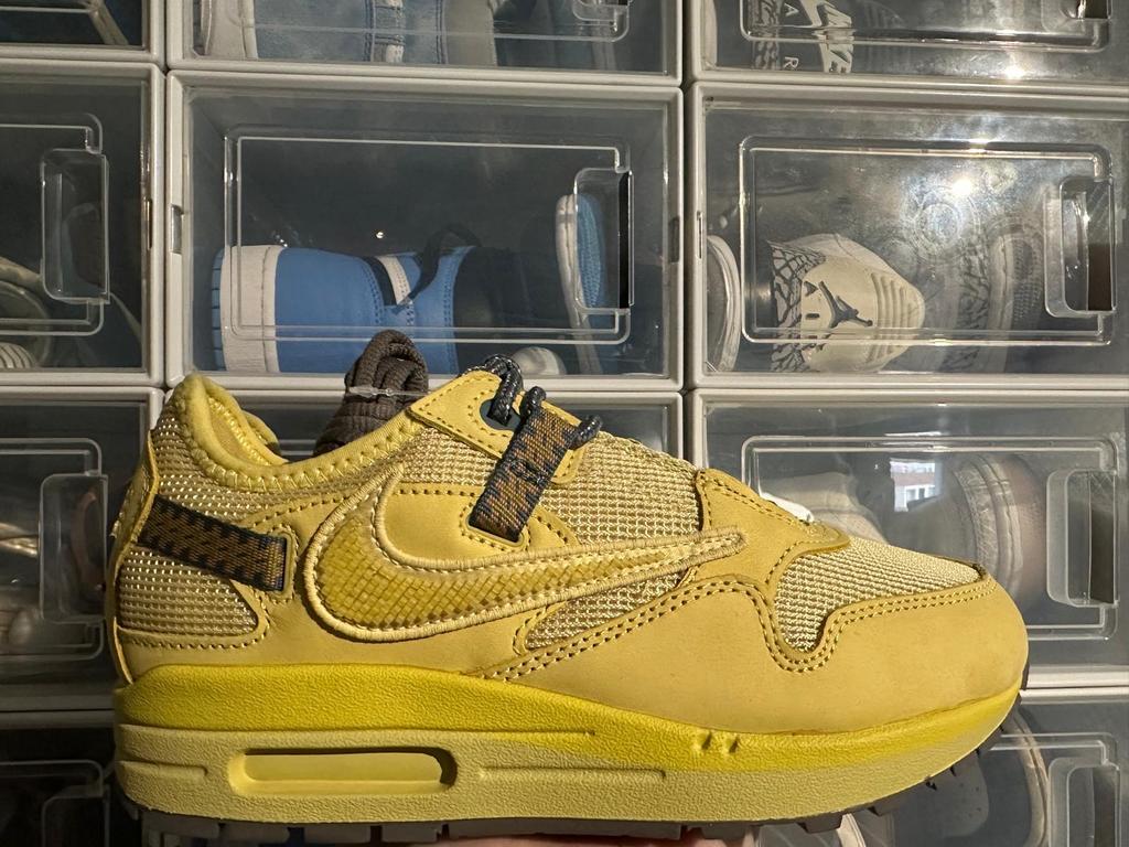 Nike Air Max 1 Travis Scott Saturn Gold size 36,5 New, Kleding | Dames, Schoenen, Geel, Nieuw, Ophalen of Verzenden, Sneakers of Gympen