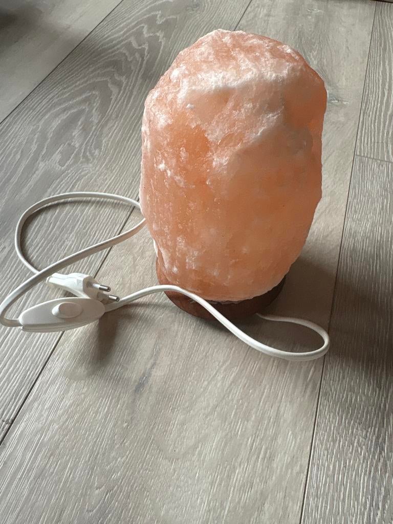 Mooie zoutlamp, Huis en Inrichting, Lampen | Tafellampen, Ophalen of Verzenden, Zo goed als nieuw, Overige materialen, Minder dan 50 cm
