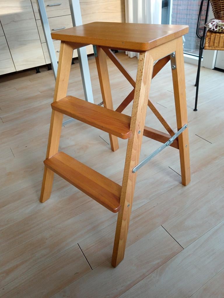 Houten trapje / opstapje, Huis en Inrichting, Barkrukken, 1 kruk, Ophalen, 60 tot 90 cm