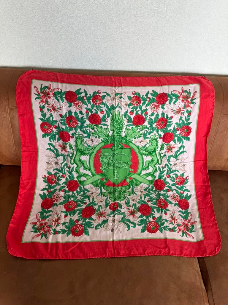 Burberrys vintage silk scarf. Italy, Kleding | Dames, Verzenden, Zo goed als nieuw, Sjaal