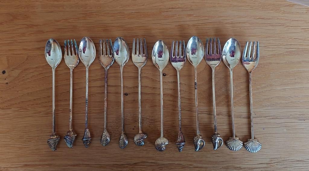 Verzilverde theelepeltjes en gebaksvorkjes (Shell), Ophalen of Verzenden, Gebruikt