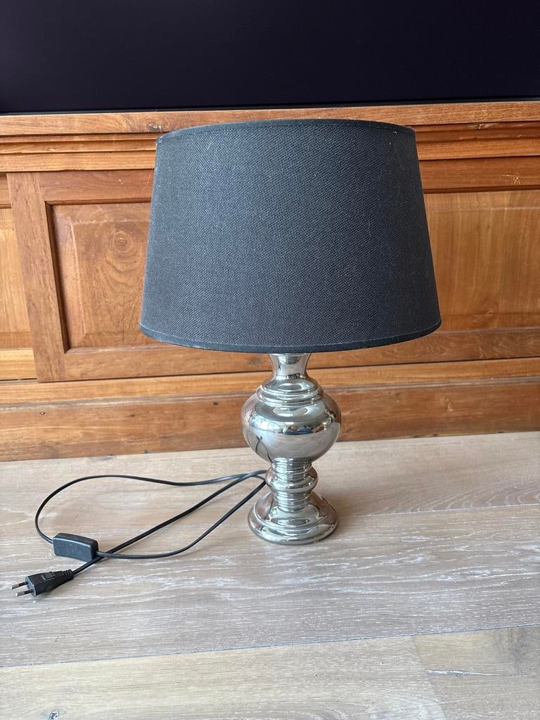Elegante lamp met zilveren voet en zwarte kap, Ophalen of Verzenden, Zo goed als nieuw, Metaal, Minder dan 100 cm