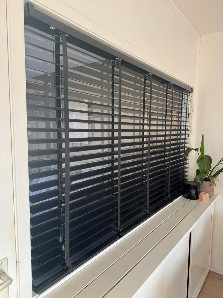 Mat Zwarte houten pvc jaloezieën, Ophalen, Pvc, 100 tot 150 cm, Zwart