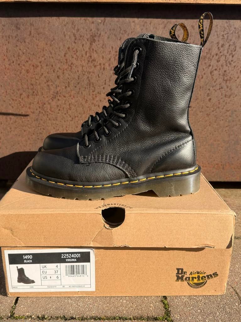 Dr. Martens 1490 Virginia - Maat 37, Kleding | Dames, Schoenen, Nieuw, Lage of Enkellaarzen, Zwart, Ophalen of Verzenden