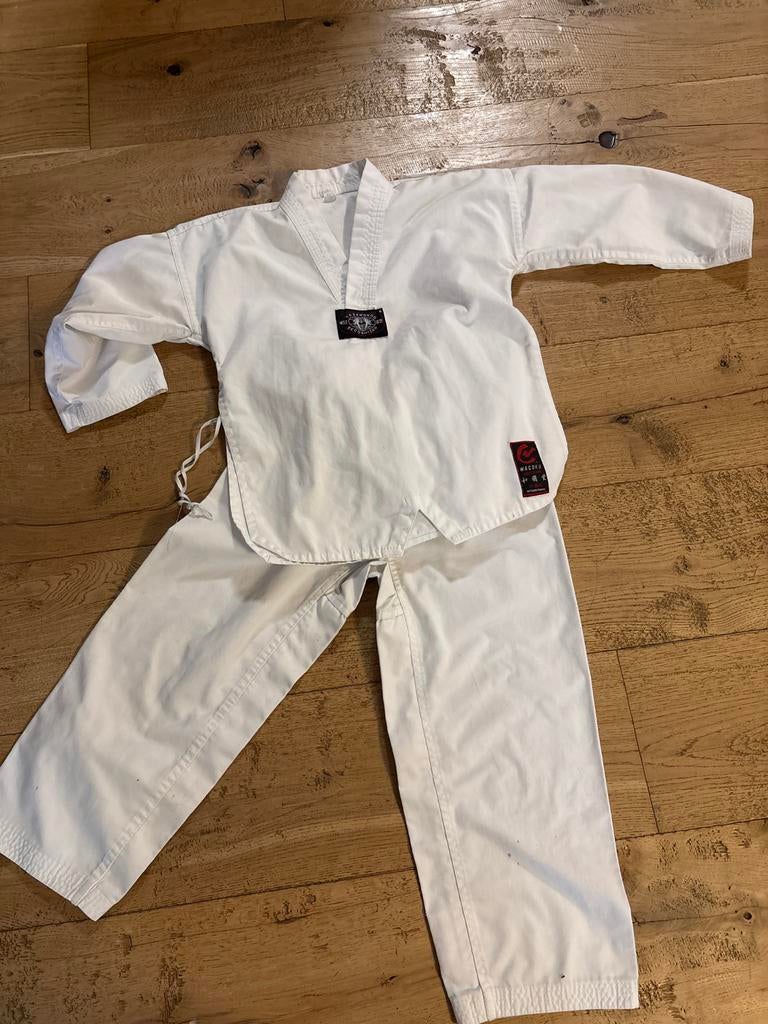 Taekwondo pak - Maat 140, Sport en Fitness, Vechtsporten en Zelfverdediging, Taekwondo, Vechtsportpak, Ophalen of Verzenden, Zo goed als nieuw