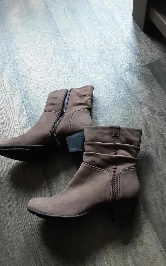 Licht bruine suède  laarsjes maat 38 voor 15 euro, Ophalen of Verzenden, Zo goed als nieuw, Bruin