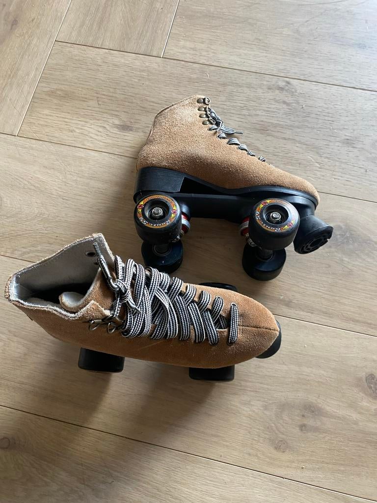 Bruine suède retro rollerskates maat 38, Overige typen, Kinderen, Zo goed als nieuw, Ophalen