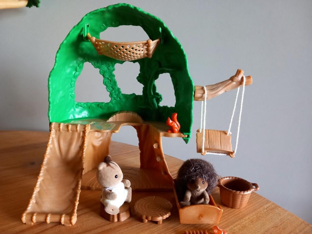 Sylvanian families klein boomhutje/baby egel/eekhoorn, Ophalen of Verzenden, Gebruikt, Poppenhuis
