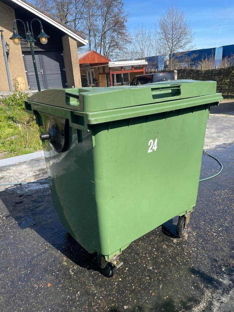 Groene afvalcontainer met wielen, Ophalen