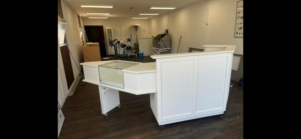 Moderne balie/toonbank met vitrine op wieltjes, Ophalen, Gebruikt, Hout, Stopcontact