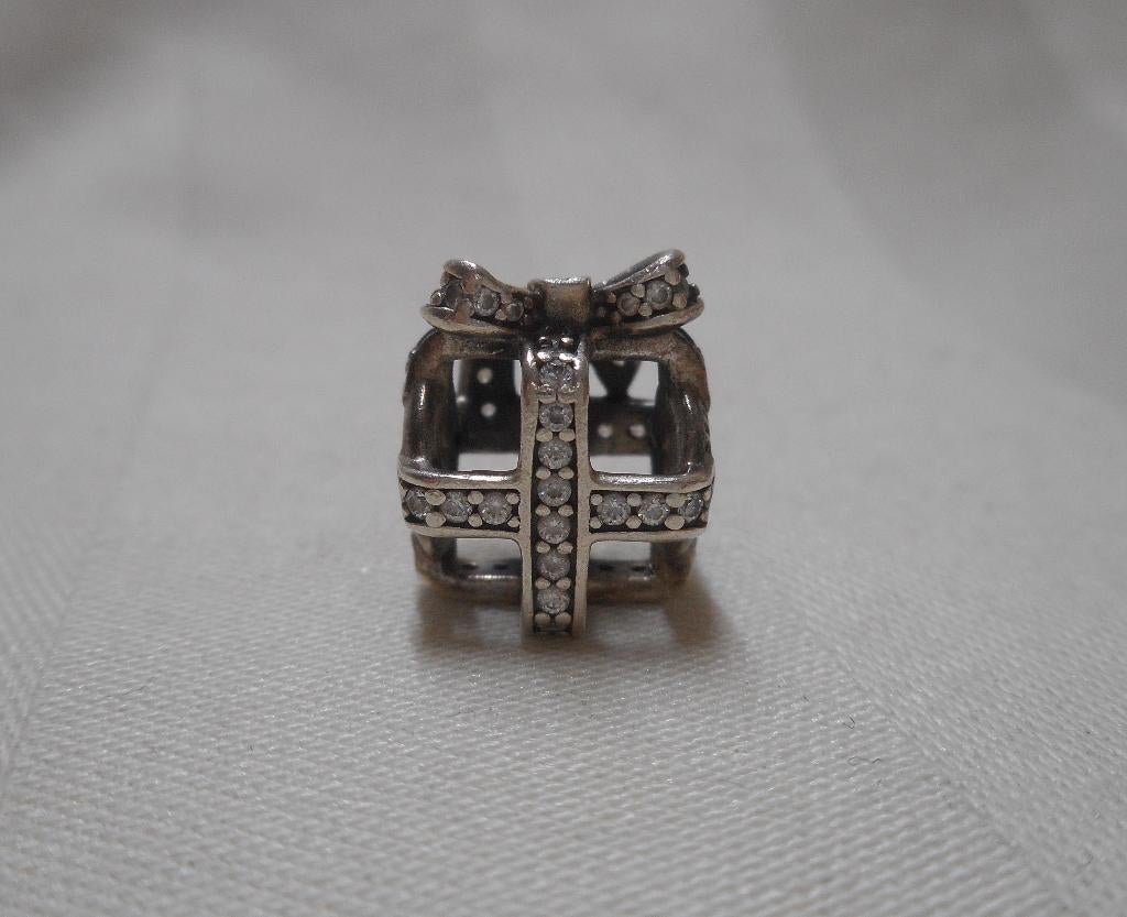 Zilveren Pandora  Cadeau Charme met steentjes nr.519, Sieraden, Tassen en Uiterlijk, Bedels, Verzenden, Pandora, Zo goed als nieuw