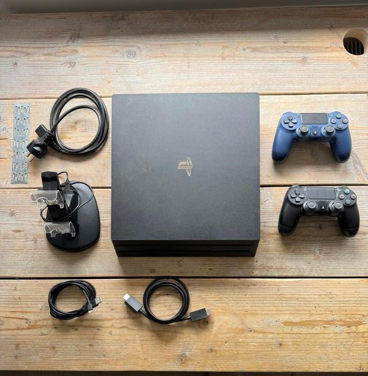 Zo goed als nieuwe PS4 PRO + Controllers - Perfecte staat!, Ophalen, Zo goed als nieuw, Met 1 controller, Pro