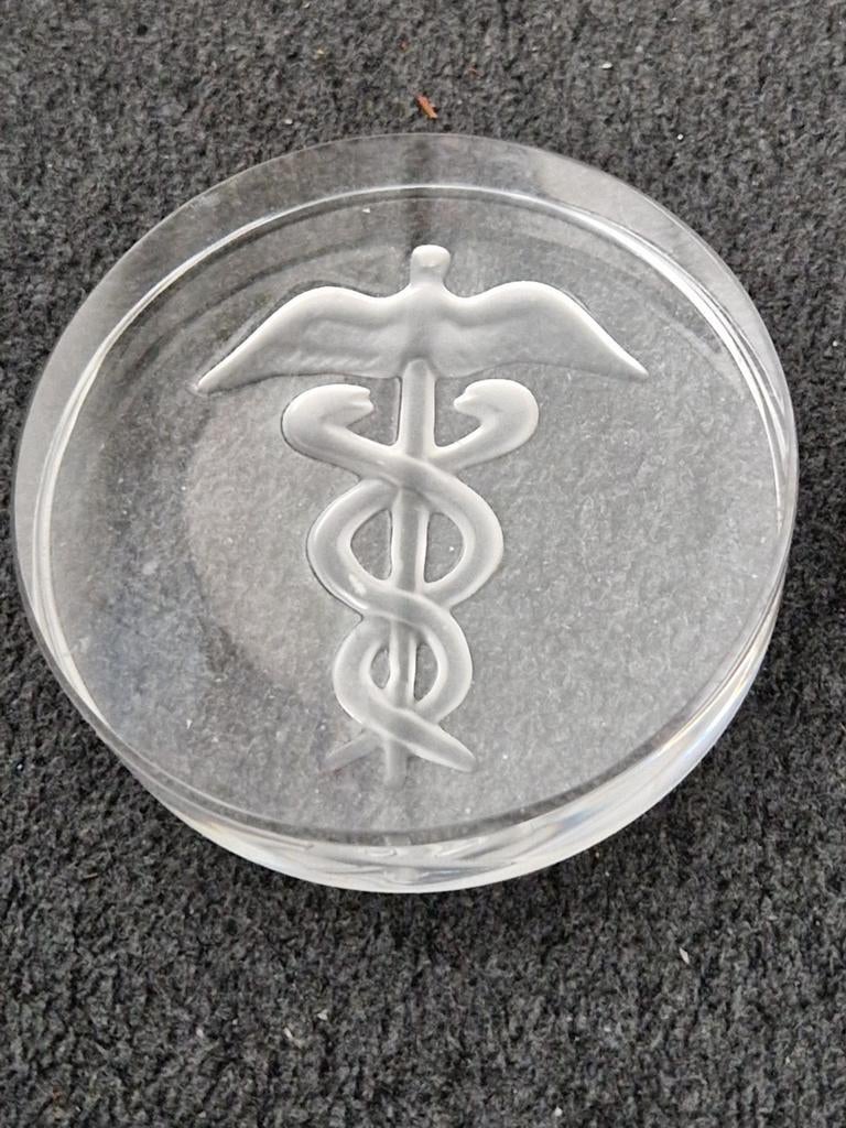 Glazen presse-papier met Caduceus symbool, Ophalen