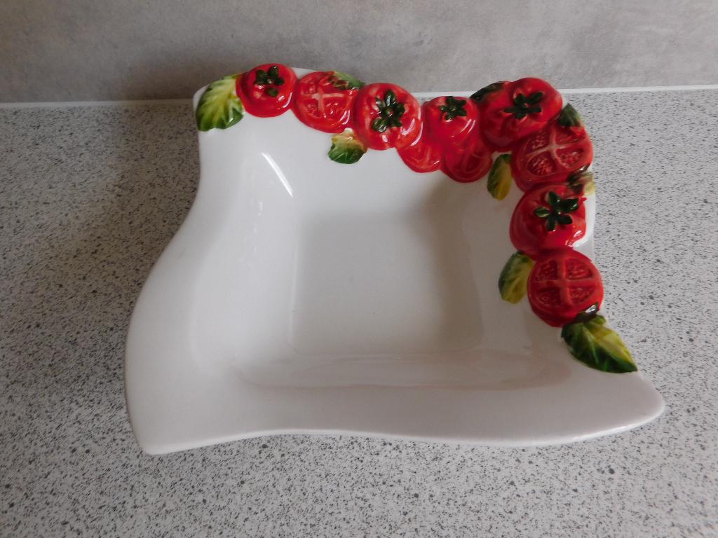 Schaal Tomaat 14x14 cm. 1572 Made in Italy Bassano, Keramiek, Ophalen of Verzenden, Overige stijlen, Schaal of Schalen